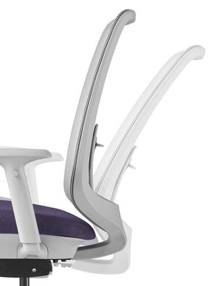 Sidovy av en grå Verus-kontorsstol från Herman Miller, som visar lutningsfunktionen.