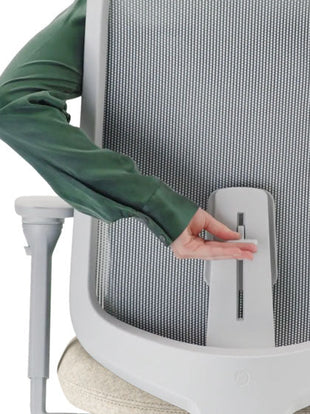 Bakifrånvy av en grå Verus-kontorsstol från Herman Miller, som visar det justerbara ryggstödet.