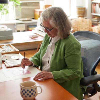 Illustratör, målare och författare sitter och målar i en Herman Miller Aeron kontorsstol i grafit