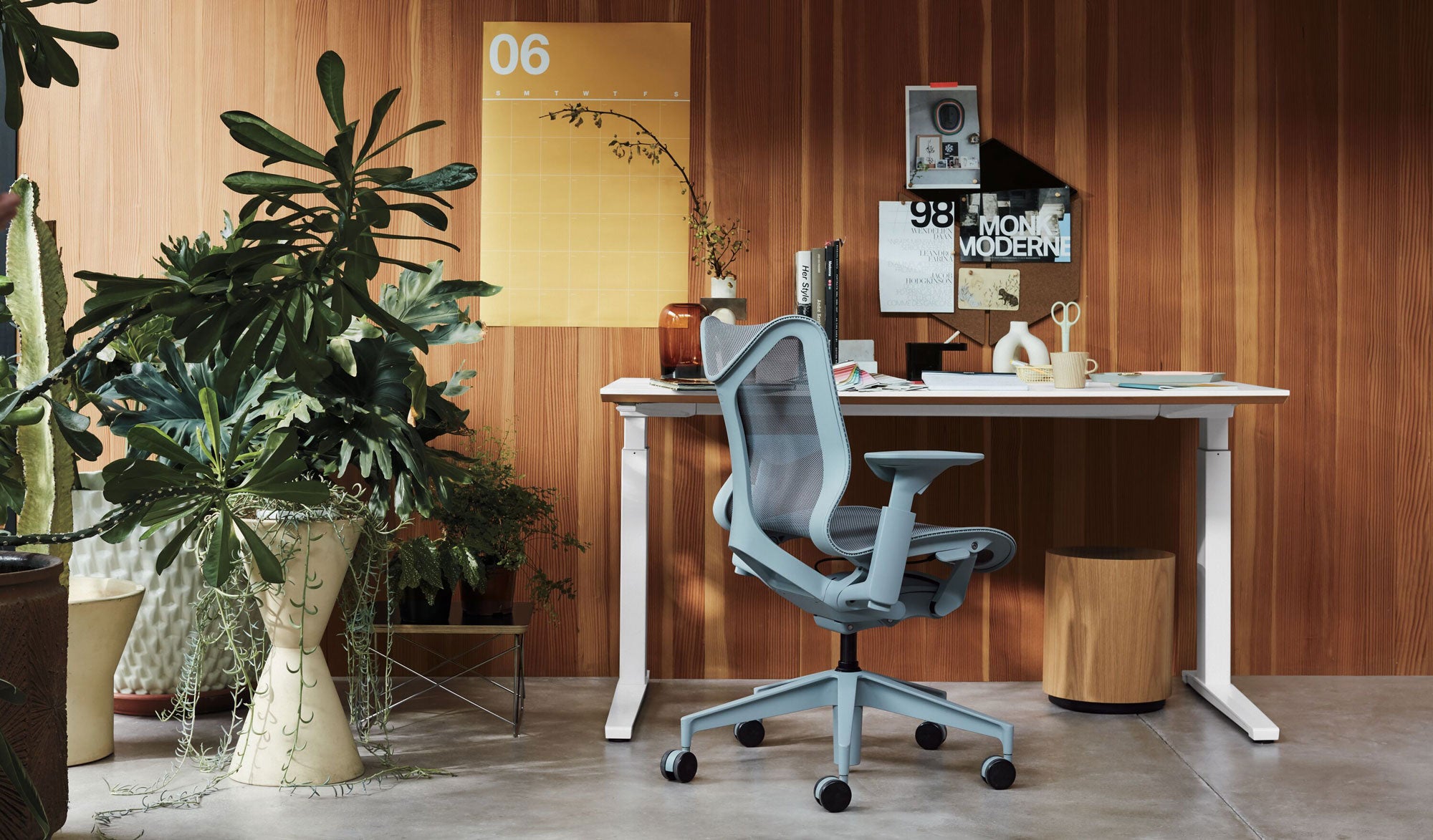 Hemmakontor med Cosm-kontorsstol med låg rygg i glaciärgrått framför ett Nevi sit-stand-skrivbord med vita ben och skiva