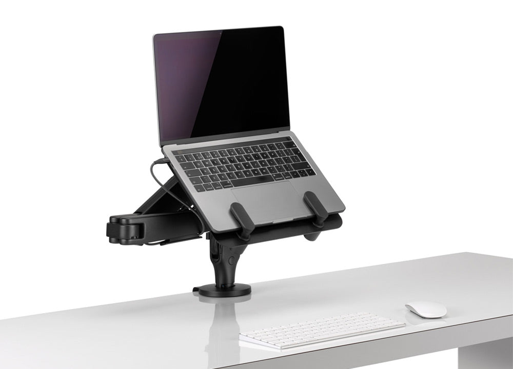 En svart Ollin-monitorarm och laptopfäste från CBS, som håller en laptop.