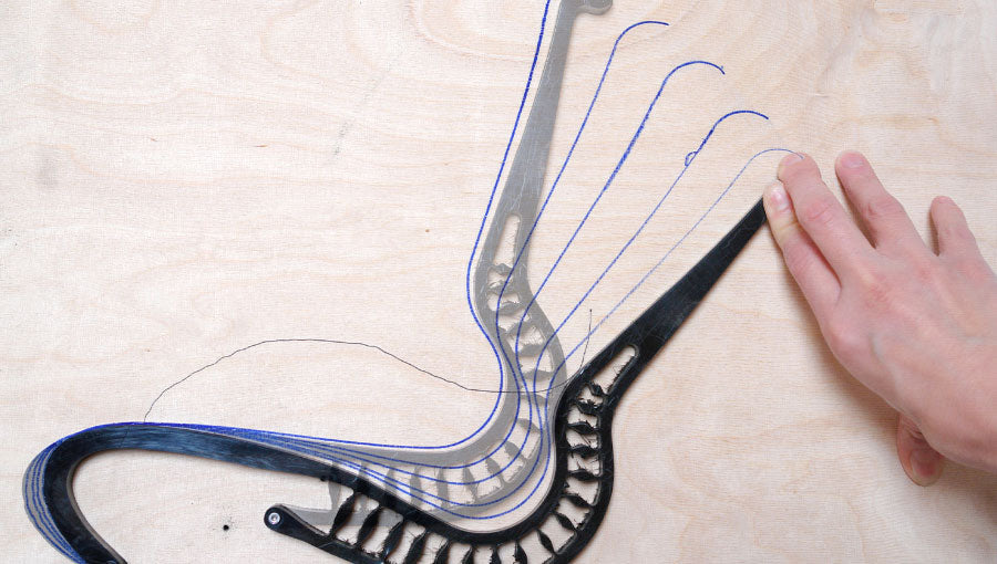 En prototyp av ryggstödet till en Setu-kontorsstol från Herman Miller, som visar hur stolens ryggstöd rör sig, böjs och flexar.