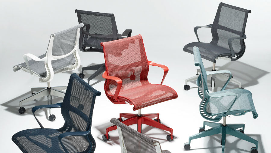En grupp Herman Miller Setu-kontorsstolar i olika färger.
