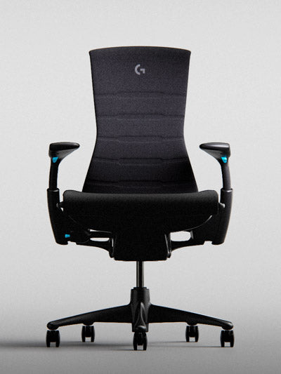 Framifrån sett på Logitech Embody-spelstol i svart och cyan