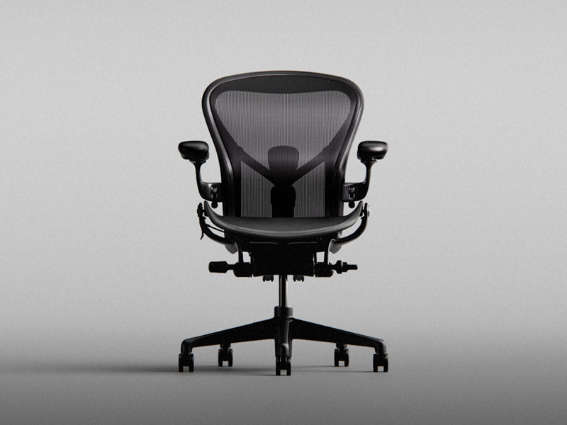 Framifrån sett på Aeron gamingstol i onyx svart.