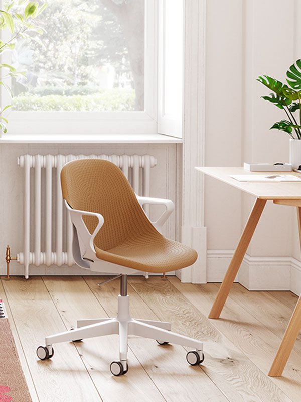Zeph hemmakontorsstol i vitt med rosorosa sits och ryggstöd med Hay Copenhague 90 ek-skrivbord