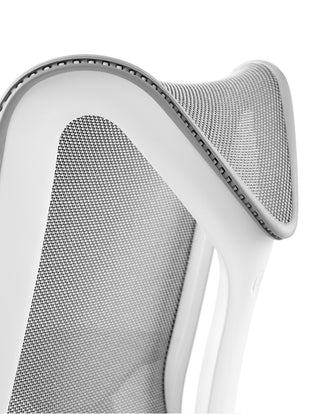 Närbild av en vit och grå Cosm-kontorsstol från Herman Miller, som visar den flexibla ramen.