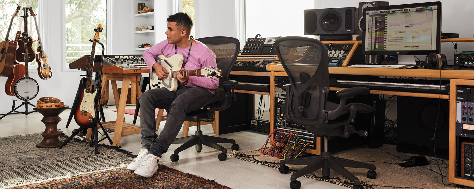 Rostam Batmanglij, musiker, producent och kompositör, i sin musikstudio spelar han på en Italia Modena Electric Sitar-gitarr sittande i en Aeron-kontorsstol i grafit.